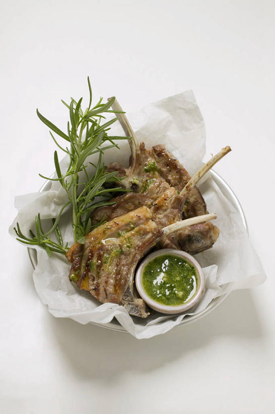 无人,竖图,俯视,室内,特写,白天,白色背景,烹饪,烧烤,西餐,植物,桌面,桌子,阴影,反射,木制,包装,包装纸,影子,纸,陶瓷,调料,酱料,酱汁,肉,佐料,羊排,料理,食品,草药,药草,烤架,陶瓷制品,纸张,烤肉,调味品,调味料,羊肉,酱,菜肴,美食,肉类,中药,食物,木制品,容器,碗,铁架,西式,摄影,佳肴,影棚,储藏,迷迭香,包装材料,牛皮纸,储存,药材,中草药,肉食,中药材,本草,海洋之露,彩图,高角度拍摄,影棚拍摄,拍摄,贮存