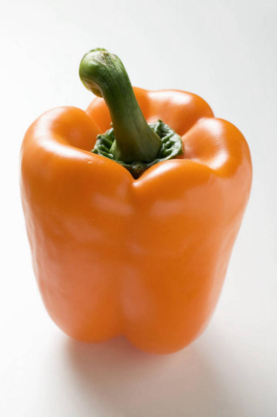 无人,竖图,俯视,室内,特写,白天,白色背景,桌面,桌子,辣椒,蔬菜,阴影,新鲜,反射,木制,影子,食品,食物,一个,木制品,橙色,摄影,有机食品,绿色食品,影棚,单个,彩椒,辣角,红海椒,大椒,辣虎,广椒,甜椒,柿子椒,辣子,海椒,番椒,灯笼椒,彩图,高角度拍摄,影棚拍摄,拍摄