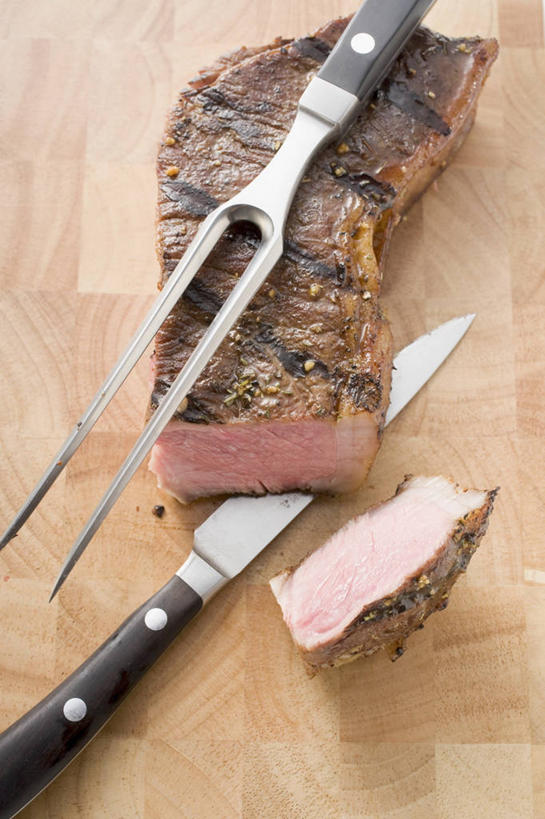 无人,竖图,俯视,室内,特写,白天,烹饪,西餐,桌面,桌子,餐具,切开,阴影,反射,木制,叉子,工具,影子,肉,牛排,牛肉,料理,食品,刀具,菜肴,美食,肉类,食物,木制品,刀,切,西式,摄影,佳肴,影棚,餐刀,剖面,肉食,餐叉,切面,进餐用具,彩图,高角度拍摄,影棚拍摄,拍摄