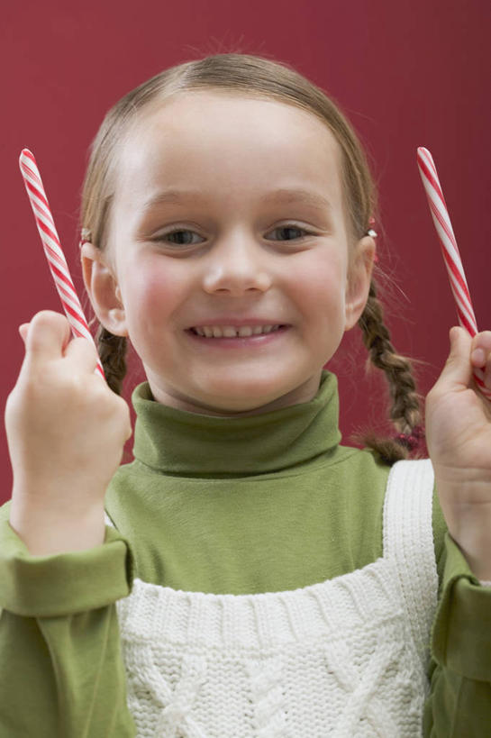 西方人,儿童,脸,头,脸颊,手,一个人,站,笑,微笑,露齿笑,竖图,室内,特写,白天,正面,毛衣,纯洁,欧洲,圣诞节,欧洲人,双手,仅一个女性,仅一个人,握,红色背景,节日,庆祝,食品,糖,糖果,甜点,甜品,拿,拿着,注视,文化,肩膀,食物,两个,小孩,甜食,观察,看,站着,仅一个小孩,庆典,手部,可爱,童年,童趣,握着,摄影,影棚,观看,纪念,察看,关注,线衫,童真,硬糖,烂漫,无邪,拐杖糖,天真,女孩,女人,女性,白种人,孩子,头部,脸部,脸蛋,面部,站立,半身,彩图,影棚拍摄,绒衣,套衫,套头毛衣,线衣,拍摄,女生