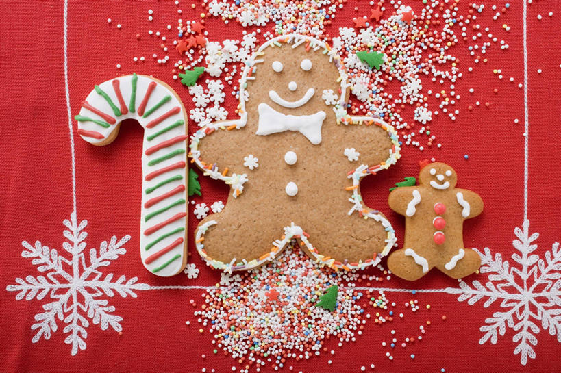 点心,无人,横图,俯视,室内,特写,白天,桌面,桌子,圣诞节,阴影,红色背景,节日,庆祝,人形,反射,木制,领结,影子,雪花,调料,食品,糖,糖果,甜点,甜品,调味品,调味料,文化,食物,糕点,木制品,饼干,甜食,零食,庆典,摄影,影棚,纪念,象征,庄重,身份,酥饼,硬糖,姜饼,拐杖糖,正式,地位,姜饼人,装饰饼干,彩图,高角度拍摄,影棚拍摄,拍摄