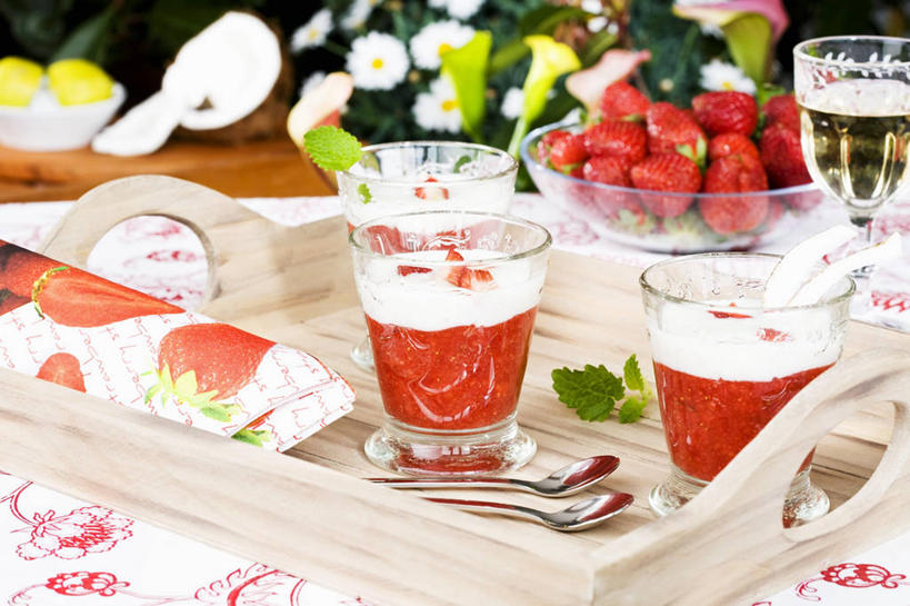 红酒,葡萄酒,无人,横图,俯视,室内,特写,白天,桌面,桌子,草莓,浆果,杯子,餐具,水果,阴影,新鲜,反射,木制,碟子,高脚杯,盘,影子,勺子,陶瓷,生食,食品,甜点,甜品,果实,陶瓷制品,红酒杯,白葡萄酒,酒类,玻璃制品,酒,食物,饮料,盘子,酒杯,木制品,容器,调羹,碟,汤匙,碗,甜食,冰淇淋,有机食品,绿色食品,鲜奶,储藏,葡萄酒杯,储存,奶昔,玻璃杯,洋莓,水果皇后,红莓,地莓,彩图,高角度拍摄,贮存