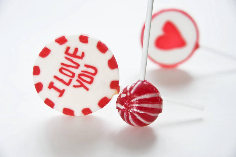 无人,横图,俯视,室内,特写,白天,白色背景,爱情,桌面,桌子,阴影,爱心,反射,木制,英文,棒棒糖,标志,文字,影子,字符,字母,食品,糖,糖果,甜点,甜品,浪漫,标识,食物,三个,红色,木制品,甜食,温暖,温馨,心形,恩爱,摄影,影棚,英文字母,和睦,波板糖,心型,彩图,高角度拍摄,影棚拍摄,拍摄,融洽