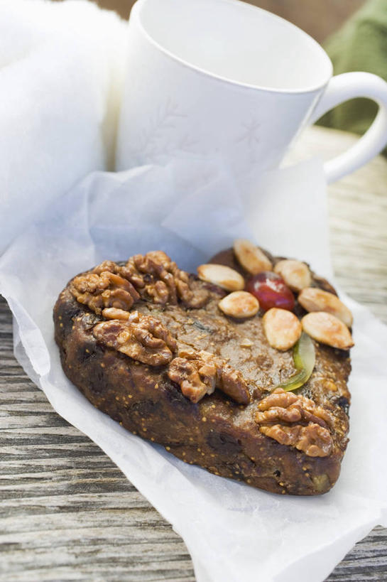 点心,无人,竖图,俯视,室内,特写,白天,爱情,下午茶,桌面,桌子,杯子,阴影,爱心,反射,木制,包装,包装纸,瓷器,影子,纸,食品,糖,糖果,甜点,甜品,咖啡杯,陶瓷制品,纸张,浪漫,食物,糕点,木制品,甜食,巧克力,温暖,温馨,心形,恩爱,摄影,影棚,朱古力,和睦,包装材料,牛皮纸,瓷杯,心型,彩图,高角度拍摄,影棚拍摄,拍摄,融洽,蛋糕