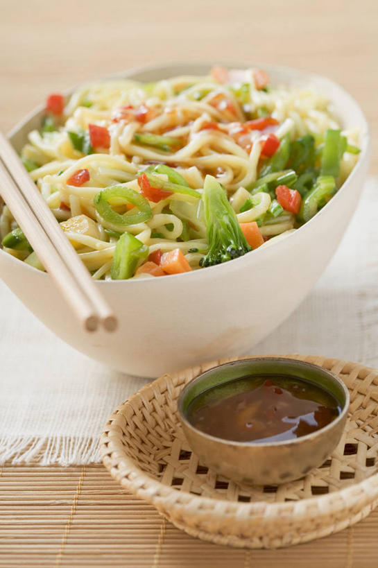 面食,面条,无人,交叉,竖图,俯视,室内,特写,白天,烹饪,中餐,筷子,桌面,桌子,竹子,蔬菜,餐具,阴影,竹制,新鲜,编织,反射,木制,篮子,影子,陶瓷,调料,酱料,酱汁,面,佐料,料理,食品,陶瓷制品,调味品,调味料,文化,传统,酱,辣酱,菜肴,美食,食物,木制品,容器,竹篮,碗,中式,摄影,佳肴,有机食品,绿色食品,影棚,储藏,竹条,礼节,交织,辣椒酱,竹制品,储存,礼仪,穿插,进餐用具,彩图,高角度拍摄,影棚拍摄,拍摄,贮存