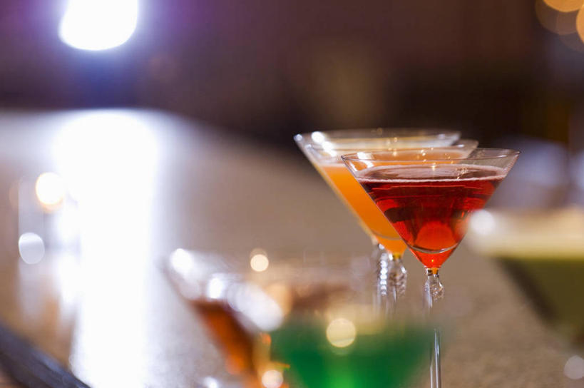 无人,横图,俯视,室内,特写,白天,桌面,桌子,杯子,阴影,朦胧,模糊,反射,木制,高脚杯,影子,酒类,四杯,文化,玻璃制品,酒,饮料,酒杯,木制品,鸡尾酒,调酒,创造,想象,马提尼,马提尼酒,鸡尾酒杯,玻璃杯,彩图,高角度拍摄