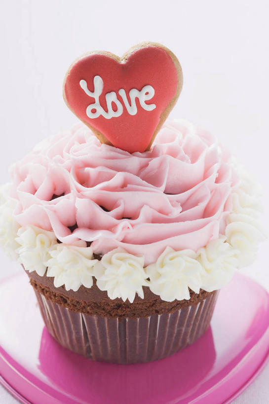 点心,无人,竖图,俯视,室内,特写,白天,白色背景,爱情,下午茶,桌面,桌子,餐具,阴影,爱心,反射,木制,英文,标志,碟子,盘,文字,影子,字符,字母,食品,甜点,甜品,浪漫,标识,食物,糕点,盘子,木制品,碟,甜食,奶油,温暖,温馨,心形,恩爱,摄影,影棚,纸托,英文字母,和睦,乳制品,激凌,克林姆,淇淋,纸杯蛋糕,纸托蛋糕,蛋糕托,蛋糕托纸,蛋糕纸托,心型,彩图,高角度拍摄,影棚拍摄,拍摄,融洽,蛋糕