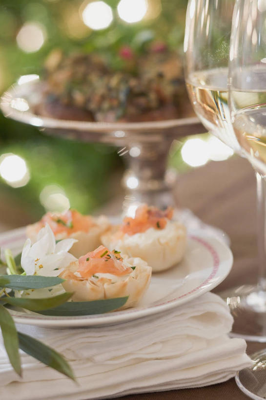 三文鱼,红酒,葡萄酒,无人,竖图,俯视,室内,特写,白天,桌面,桌子,鲑鱼,蔬菜,杯子,餐具,阴影,朦胧,模糊,新鲜,反射,木制,碟子,高脚杯,盘,影子,生食,蔬菜沙拉,沙拉,食品,红酒杯,白葡萄酒,酒类,色拉,沙律,玻璃制品,酒,食物,饮料,盘子,酒杯,木制品,碟,有机食品,绿色食品,色拉酱,大马哈鱼,葡萄酒杯,千岛酱,撒蒙鱼,萨门鱼,冰海之皇,鲑,马哈鱼,麻哈鱼,大麻哈鱼,玻璃杯,彩图,高角度拍摄