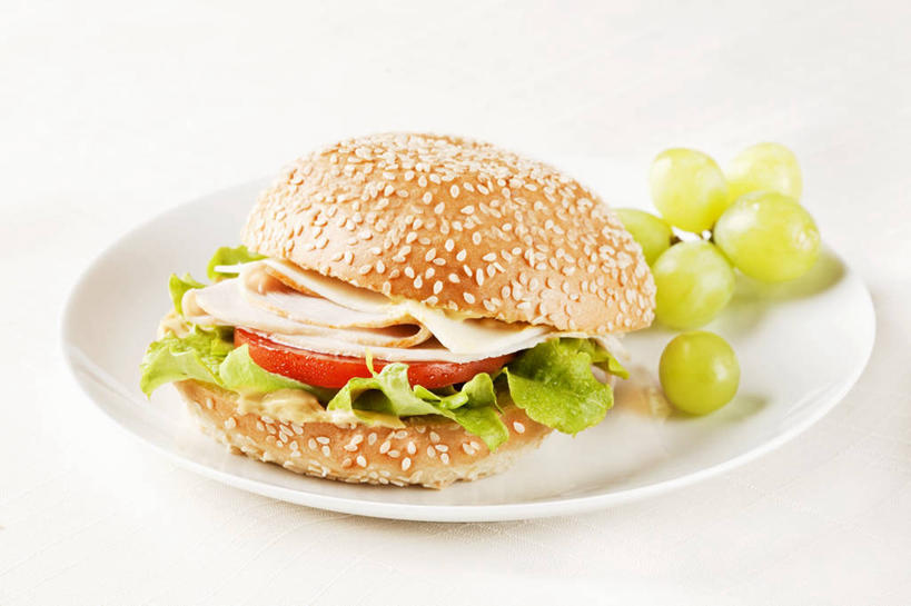 点心,面包,无人,横图,俯视,室内,特写,白天,白色背景,烹饪,西餐,餐桌,桌子,葡萄,蔬菜,西红柿,餐具,水果,阴影,新鲜,反射,碟子,盘,影子,生菜,莴苣,肉,生食,芝麻,三明治,料理,食品,面点,果实,菜肴,美食,肉类,食物,糕点,一个,白色,盘子,碟,快餐,西式,摄影,佳肴,有机食品,绿色食品,影棚,单个,餐台,肉食,西式快餐,三文治,脂麻,胡麻,白麻,巨胜子,春菜,鹅仔菜,莴仔菜,千金菜,油麻,叶用莴苣,山葫芦,蒲桃,草龙珠,番茄,彩图,高角度拍摄,影棚拍摄,拍摄