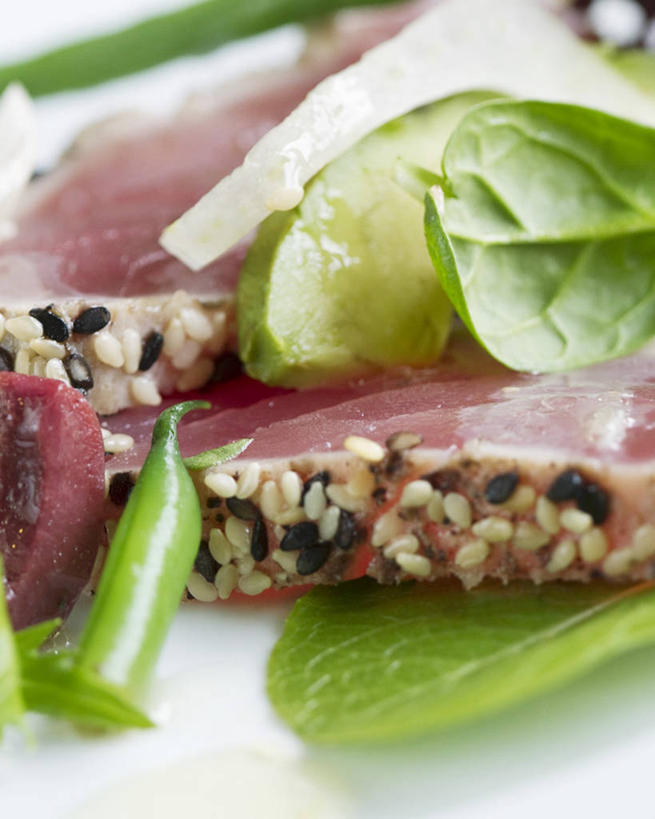 无人,竖图,俯视,室内,特写,白天,烹饪,西餐,植物,餐桌,桌子,蔬菜,叶子,阴影,新鲜,反射,影子,豆类,豆子,豌豆,肉,鱼肉,料理,食品,绿叶,鲔鱼,金枪鱼,荷兰豆,菜肴,美食,肉类,食物,嫩叶,西式,佳肴,有机食品,绿色食品,餐台,吞拿鱼,雪豆,肉食,豆科,寒豆,毕豆,麻累,国豆,小寒豆,麦豌豆,叶,叶片,彩图,高角度拍摄