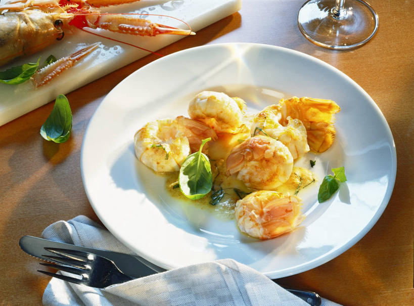 无人,横图,俯视,室内,特写,白天,烹饪,西餐,植物,餐桌,桌子,餐具,一把,许多,阴影,反射,叉子,碟子,盘,影子,香料,料理,食品,草药,菜肴,美食,中药,食物,白色,盘子,碟,香草,西式,佳肴,餐台,小龙虾,罗勒,紫苏,药材,中草药,餐叉,九层塔,圣约瑟夫草,甜罗勒,兰香,中药材,本草,淡水小龙虾,红螯虾,克氏原螯虾,剌蛄,进餐用具,彩图,高角度拍摄