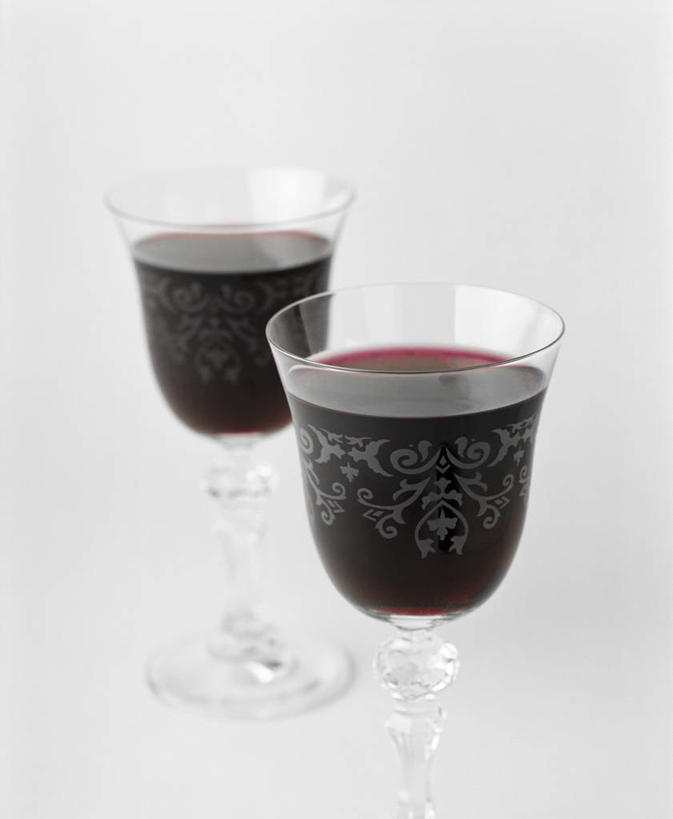 红酒,葡萄酒,无人,竖图,俯视,室内,特写,白天,白色背景,餐桌,桌子,杯子,阴影,反射,高脚杯,影子,红酒杯,酒类,两杯,玻璃制品,酒,饮料,两个,酒杯,红葡萄酒,摄影,影棚,餐台,葡萄酒杯,玻璃杯,彩图,高角度拍摄,影棚拍摄,拍摄