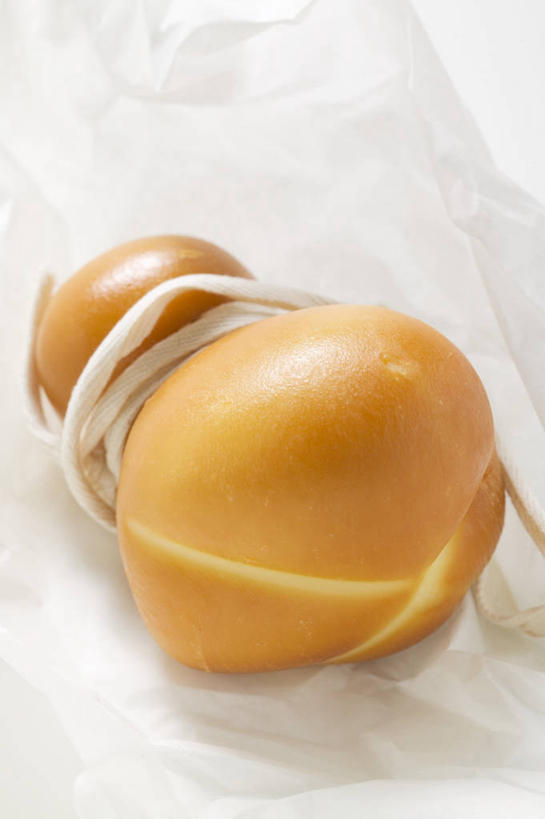 奶酪,无人,竖图,俯视,室内,特写,白天,白色背景,餐桌,桌子,两块,阴影,反射,包装,包装纸,影子,纸,干酪,起司,纸张,芝士,营养,乳酪,摄影,影棚,餐台,包装材料,乳制品,发酵,彩图,高角度拍摄,影棚拍摄,拍摄,波罗伏洛干酪