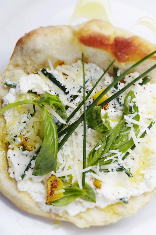 奶酪,无人,竖图,俯视,室内,特写,白天,白色背景,烹饪,西餐,植物,餐桌,桌子,柠檬,蔬菜,水果,阴影,新鲜,反射,影子,韭菜,香料,干酪,起司,料理,食品,披萨,匹萨,草药,芝士,营养,菜肴,美食,中药,食物,快餐,香草,乳酪,西式,摄影,佳肴,有机食品,绿色食品,影棚,餐台,罗勒,乳制品,比萨,紫苏,药材,中草药,发酵,起阳草,西式快餐,垃圾食品,意大利薄饼,九层塔,圣约瑟夫草,甜罗勒,兰香,中药材,本草,韭,山韭,长生韭,益母果,柠果,彩图,高角度拍摄,影棚拍摄,拍摄