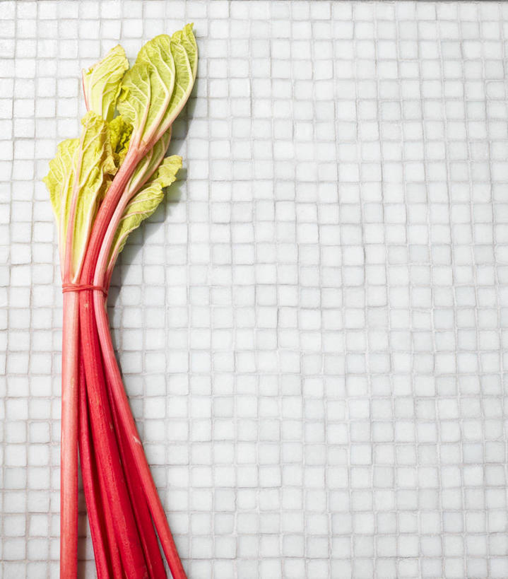 无人,竖图,俯视,室内,特写,白天,植物,餐桌,桌子,蔬菜,阴影,新鲜,反射,瓷砖,影子,食品,草药,药草,中药,食物,绳子,有机食品,绿色食品,餐台,捆绑,绳索,药材,中草药,大黄,中药材,本草,绑缚,川军,蜀大黄,熟大黄,彩图,高角度拍摄