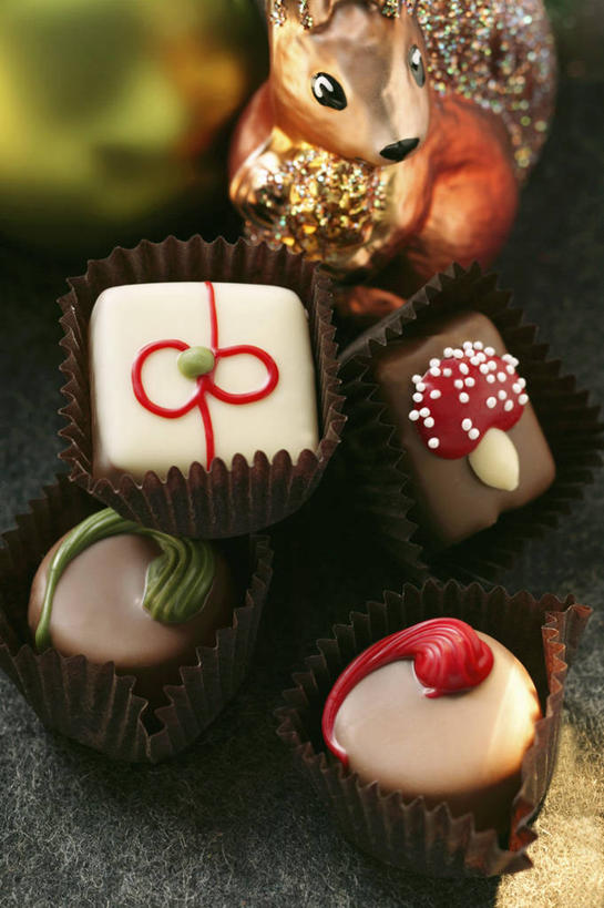 点心,无人,竖图,俯视,室内,特写,白天,下午茶,餐桌,桌子,野生动物,雕塑,圣诞节,一排,阴影,节日,朦胧,模糊,庆祝,艺术,整齐,装饰,反射,雕刻,雕像,影子,食品,文化,食物,糕点,排列,一只,动物,工艺品,松鼠,四个,庆典,可爱,活泼,餐台,纪念,纸托,美术,队列,主题,陈列,功能,美学,纸杯蛋糕,纸托蛋糕,蛋糕托,蛋糕托纸,蛋糕纸托,彩图,高角度拍摄,蛋糕