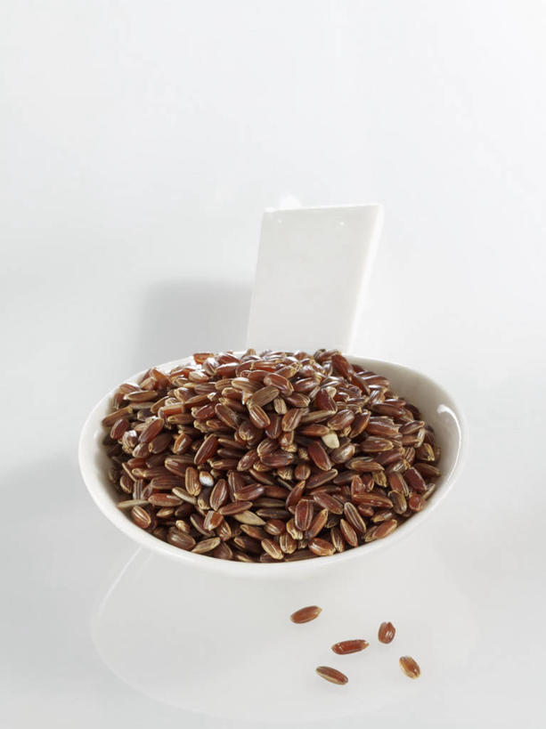 无人,竖图,俯视,室内,特写,白天,白色背景,餐桌,桌子,一把,一堆,许多,阴影,堆叠,堆积,反射,影子,勺子,谷类,谷物,米,大米,红色,调羹,汤匙,摄影,影棚,餐台,堆,彩图,高角度拍摄,影棚拍摄,拍摄