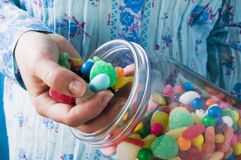 西方人,儿童,手,一个人,站,横图,俯视,彩色,室内,特写,白天,纯洁,玻璃,欧洲,欧洲人,仅一个女性,仅一个人,一堆,许多,握,阴影,堆叠,堆积,服装,反射,影子,食品,糖,糖果,甜点,甜品,软糖,休闲装,玻璃制品,食物,一个,小孩,衣服,玻璃瓶,瓶子,甜食,站着,仅一个小孩,休闲,手部,休闲服,可爱,童年,童趣,握着,服饰,单个,堆,五颜六色,单手,色彩斑斓,五彩缤纷,童真,烂漫,无邪,广口瓶,五彩斑斓,五光十色,天真,女孩,女人,女性,白种人,孩子,站立,半身,彩图,高角度拍摄,女生