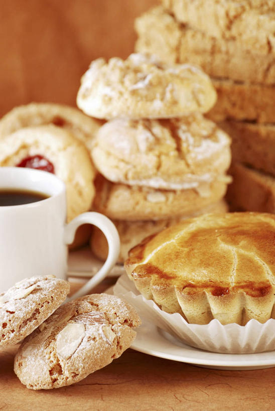 点心,面包,咖啡,无人,竖图,俯视,室内,特写,白天,幸福,餐桌,桌子,杯子,餐具,一堆,许多,阴影,堆叠,堆积,朦胧,模糊,反射,瓷器,碟子,盘,影子,食品,面点,咖啡杯,陶瓷制品,曲奇,一杯,娱乐,食物,糕点,饮料,一个,盘子,碟,享受,休闲,温馨,放松,乐趣,单个,餐台,堆,提神,舒适,瓷杯,醒脑,曲奇饼,曲奇饼干,软饮料,彩图,高角度拍摄