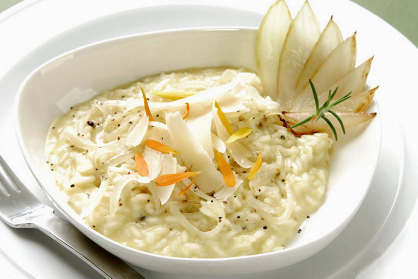 奶酪,无人,横图,俯视,室内,特写,白天,烹饪,西餐,餐桌,桌子,餐具,一把,一堆,许多,阴影,堆叠,堆积,反射,叉子,碟子,盘,影子,陶瓷,谷类,谷物,干酪,起司,料理,食品,陶瓷制品,米,芝士,营养,大米,菜肴,美食,食物,白色,盘子,容器,碟,碗,乳酪,西式,佳肴,餐台,储藏,堆,乳制品,储存,发酵,餐叉,进餐用具,彩图,高角度拍摄,贮存