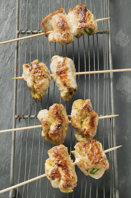 无人,竖图,俯视,室内,特写,白天,烹饪,餐桌,桌子,餐具,阴影,反射,碟子,盘,影子,鸡肉,肉,料理,食品,火鸡,菜肴,美食,肉类,竹签,食物,盘子,碟,佳肴,餐台,土耳其料理,肉食,取食签,土耳其菜,彩图,高角度拍摄