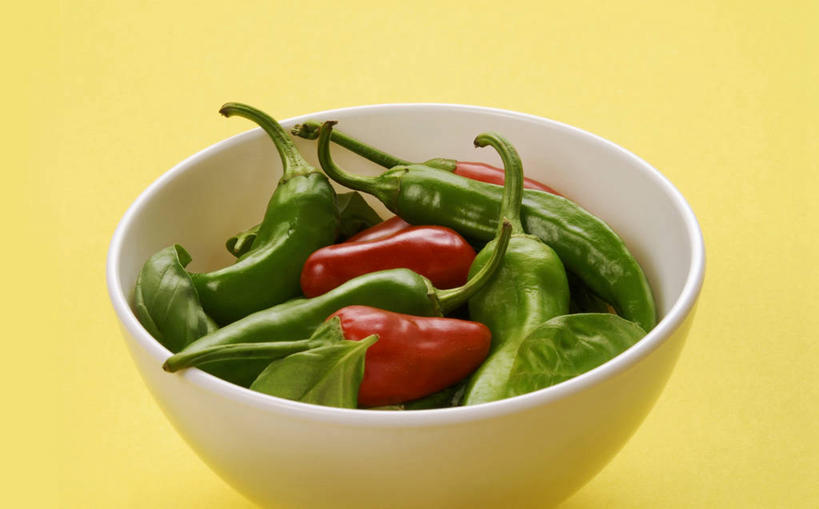 无人,横图,俯视,室内,特写,白天,餐桌,桌子,辣椒,蔬菜,一堆,许多,阴影,堆叠,堆积,黄色背景,新鲜,反射,影子,陶瓷,青椒,调味,香料,佐料,食品,陶瓷制品,食物,一个,红色,绿色,白色,容器,碗,摄影,有机食品,绿色食品,影棚,单个,餐台,储藏,堆,配料,储存,辣角,红海椒,大椒,辣虎,广椒,作料,辣子,红辣椒,海椒,番椒,彩图,高角度拍摄,影棚拍摄,拍摄,贮存