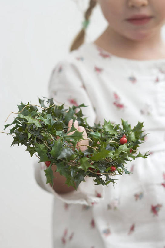 西方人,儿童,手,一个人,站,竖图,室内,特写,白天,白色背景,正面,纯洁,叶子,欧洲,欧洲人,仅一个女性,仅一个人,握,阴影,睡衣,朦胧,模糊,反射,影子,绿叶,小孩,站着,仅一个小孩,手部,嫩叶,可爱,童年,童趣,握着,摄影,冬青,影棚,希望,单手,生命,童真,烂漫,无邪,槲寄生,北寄生,桑寄生,柳寄生,黄寄生,冻青,寄生子,寝衣,丰饶,天真,女孩,女人,女性,白种人,孩子,叶,叶片,站立,半身,彩图,影棚拍摄,拍摄,女生