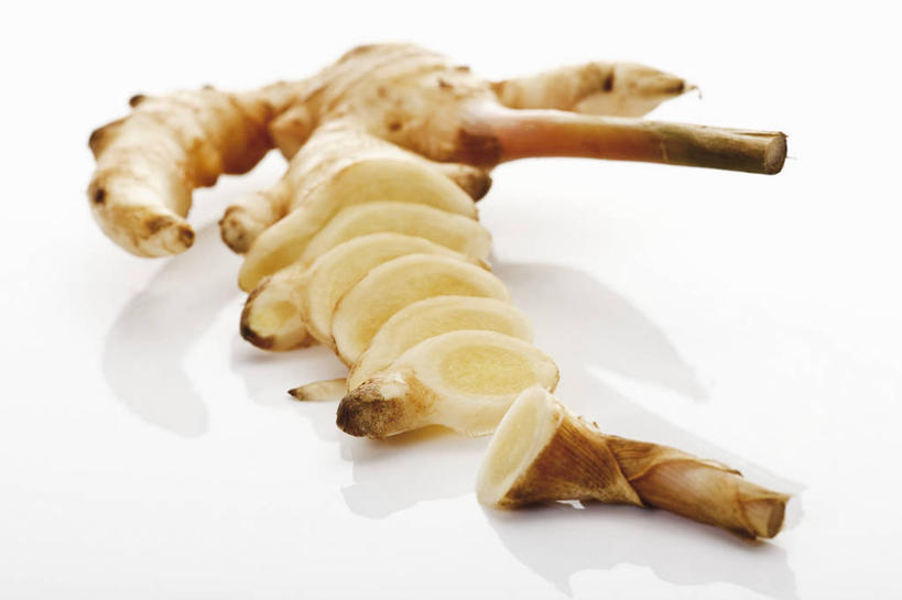 无人,横图,俯视,室内,特写,白天,白色背景,餐桌,桌子,姜,阴影,朦胧,模糊,反射,影子,调味,香料,佐料,摄影,影棚,餐台,配料,止咳,横截面,剖面,止痛,作料,解毒,发汗,温肺,温胃,行气,止呕,百辣云,截面,截面图形,生姜,老姜,彩图,高角度拍摄,影棚拍摄,拍摄,散寒