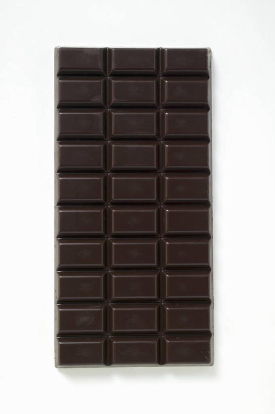 无人,竖图,俯视,室内,特写,白天,白色背景,餐桌,桌子,一块,阴影,反射,影子,食品,糖,糖果,甜点,甜品,褐色,食物,甜食,巧克力,摄影,影棚,餐台,朱古力,彩图,高角度拍摄,影棚拍摄,拍摄