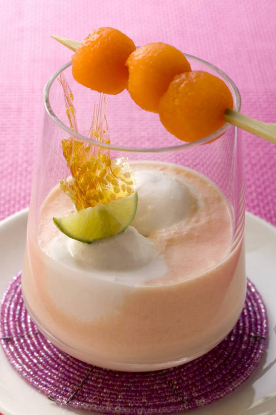 点心,无人,竖图,俯视,室内,特写,白天,餐桌,桌子,杯子,餐具,水果,阴影,粉色背景,新鲜,反射,碟子,盘,影子,哈密瓜,生食,食品,甜点,甜品,果实,甜瓜,竹签,玻璃制品,食物,糕点,三个,一个,白色,盘子,水杯,碟,甜食,摄影,有机食品,绿色食品,影棚,单个,餐台,网纹瓜,甘瓜,取食签,酸橙,代代,玻璃杯,橙子,橙,彩图,高角度拍摄,影棚拍摄,拍摄