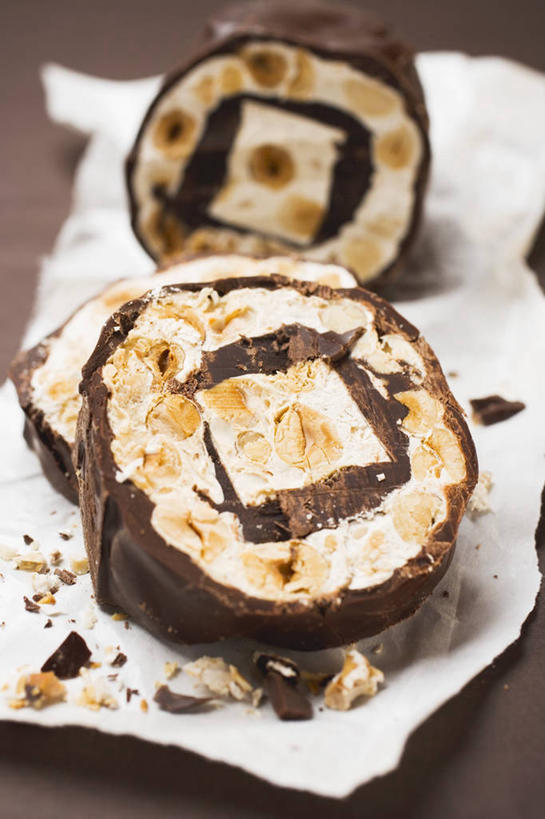 蜂蜜,无人,竖图,俯视,室内,特写,白天,餐桌,桌子,两块,阴影,朦胧,模糊,反射,布料,影子,食品,糖,糖果,甜点,甜品,布纹,桌布,食物,餐巾,台布,甜食,餐台,花蜜,牛轧糖,止痛,解毒,冬酿,石蜜,鸟结糖,纽结糖,彩图,高角度拍摄