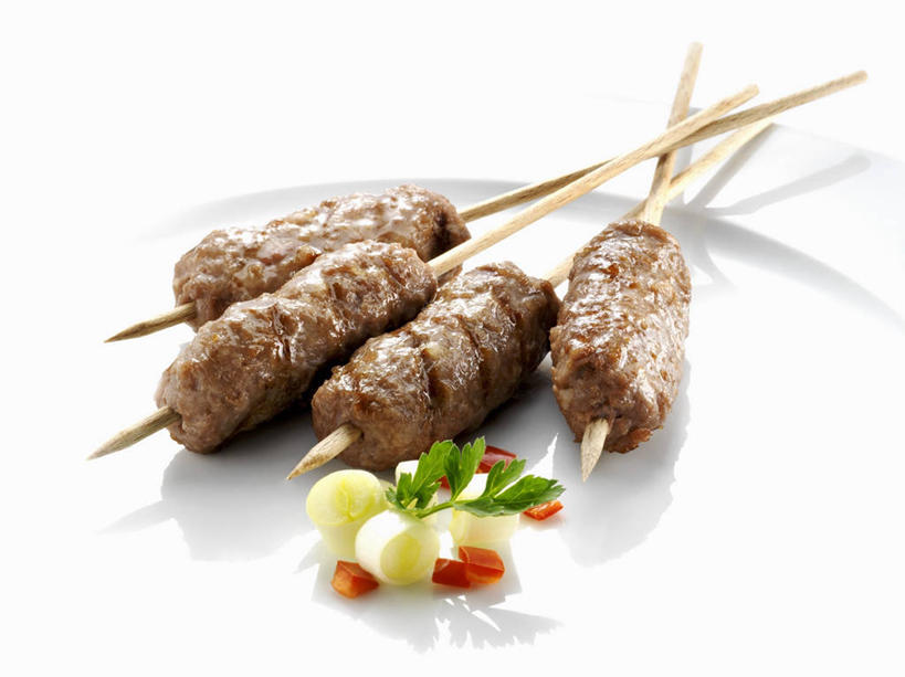 无人,横图,俯视,室内,特写,白天,白色背景,餐桌,桌子,蔬菜,餐具,一堆,许多,阴影,堆叠,堆积,新鲜,反射,碟子,盘,影子,肉,牛肉,食品,肉类,竹签,食物,一个,白色,盘子,碟,四块,摄影,有机食品,绿色食品,影棚,单个,餐台,堆,肉食,取食签,彩图,高角度拍摄,影棚拍摄,拍摄