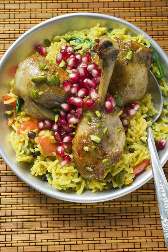 无人,竖图,俯视,室内,特写,白天,快乐,餐桌,桌子,石榴,餐具,水果,金属制品,一把,阴影,新鲜,反射,金属,碟子,盘,影子,勺子,鸡肉,肉,生食,食品,果实,肉类,藏红花,食物,白色,盘子,调羹,碟,汤匙,有机食品,绿色食品,餐台,保护,番红花,肉食,石榴籽,西红花,涂林,若榴,金罂,金庞,丹若,安石榴,彩图,高角度拍摄