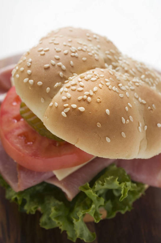 点心,面包,无人,竖图,俯视,室内,特写,白天,白色背景,烹饪,西餐,餐桌,桌子,蔬菜,西红柿,阴影,新鲜,反射,影子,生菜,莴苣,莴笋,芝麻,汉堡,料理,食品,面点,菜肴,美食,食物,糕点,红色,快餐,西式,摄影,佳肴,有机食品,绿色食品,影棚,餐台,西式快餐,垃圾食品,香笋,脂麻,胡麻,白麻,巨胜子,春菜,鹅仔菜,莴仔菜,千金菜,油麻,叶用莴苣,番茄,彩图,高角度拍摄,影棚拍摄,拍摄