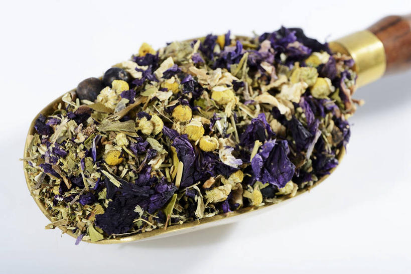 无人,横图,俯视,室内,特写,白天,白色背景,幸福,餐桌,茶,桌子,金属制品,一把,一堆,许多,阴影,堆叠,堆积,反射,金属,铲子,影子,茶叶,饮品,娱乐,松子,松子仁,花茶,享受,休闲,温馨,放松,乐趣,保健,养生,摄影,影棚,餐台,堆,花草茶,松仁,舒适,松籽仁,香花茶,香片,熏花茶,彩图,高角度拍摄,影棚拍摄,拍摄