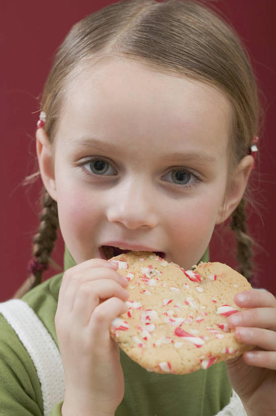 点心,西方人,儿童,脸,头,脸颊,手,头发,一个人,站,吃,竖图,室内,特写,白天,正面,纯洁,欧洲,欧洲人,双手,仅一个女性,仅一个人,握,咬,阴影,红色背景,服装,反射,影子,食品,棕色,曲奇,注视,休闲装,肩膀,食物,一个,小孩,衣服,饼干,零食,观察,看,站着,仅一个小孩,休闲,手部,休闲服,可爱,童年,童趣,握着,摄影,服饰,影棚,单个,观看,麻花辫,咬着,察看,关注,曲奇饼,童真,曲奇饼干,烂漫,无邪,天真,女孩,女人,女性,白种人,孩子,头部,长发,直发,脸部,脸蛋,面部,嚼,食,站立,半身,彩图,影棚拍摄,拍摄,女生