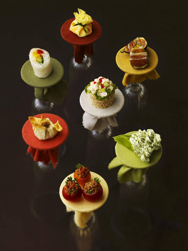 点心,无人,竖图,俯视,室内,特写,白天,餐桌,桌子,许多,阴影,黑色背景,反射,影子,食品,甜点,甜品,食物,糕点,排列,甜食,摄影,影棚,餐台,摆列,彩图,高角度拍摄,影棚拍摄,拍摄,布列,分列