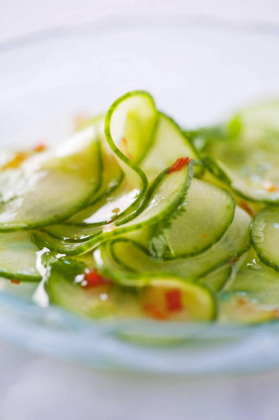 无人,竖图,俯视,室内,特写,白天,白色背景,烹饪,餐桌,桌子,黄瓜,蔬菜,玻璃,一堆,许多,阴影,堆叠,堆积,朦胧,模糊,新鲜,反射,影子,调料,酱料,酱汁,佐料,料理,食品,调味品,调味料,泰式,酱,辣酱,菜肴,美食,泰国料理,玻璃制品,食物,一个,容器,碗,摄影,佳肴,有机食品,绿色食品,影棚,单个,餐台,储藏,堆,辣椒酱,储存,泰菜,泰国菜,泰式料理,青瓜,胡瓜,彩图,高角度拍摄,影棚拍摄,拍摄,贮存