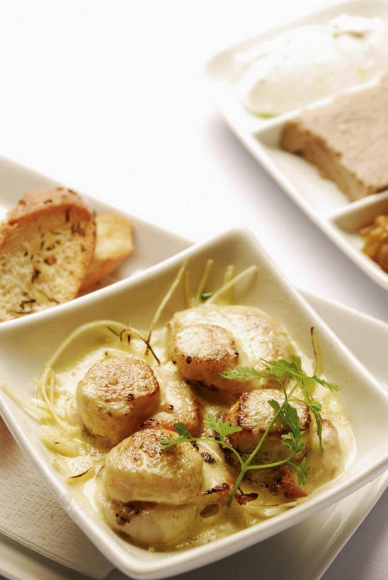 海鲜,无人,竖图,俯视,室内,特写,白天,白色背景,烹饪,西餐,餐桌,桌子,餐具,阴影,反射,布料,碟子,盘,影子,菌菇,调味,香料,佐料,料理,食品,松露,扇贝,菌类,布纹,水产,菜肴,美食,海洋生物,桌布,食物,白色,盘子,餐巾,碟,台布,食用菌,西式,摄影,佳肴,影棚,餐台,配料,水生动物,海产品,水生物,海底动物,作料,黑松露,彩图,高角度拍摄,影棚拍摄,拍摄