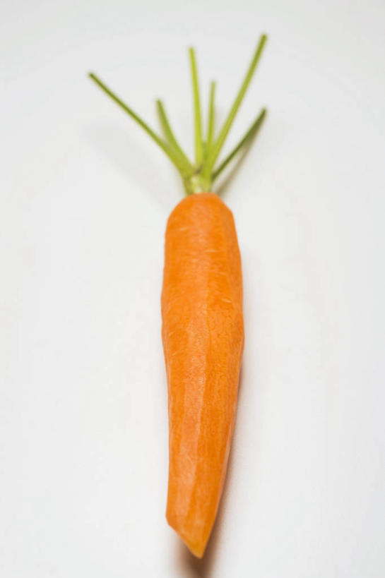无人,竖图,俯视,室内,特写,白天,白色背景,餐桌,桌子,萝卜,胡萝卜,蔬菜,阴影,新鲜,反射,影子,食品,食物,一个,橙色,摄影,有机食品,绿色食品,影棚,单个,餐台,红萝卜,甘荀,彩图,高角度拍摄,影棚拍摄,拍摄