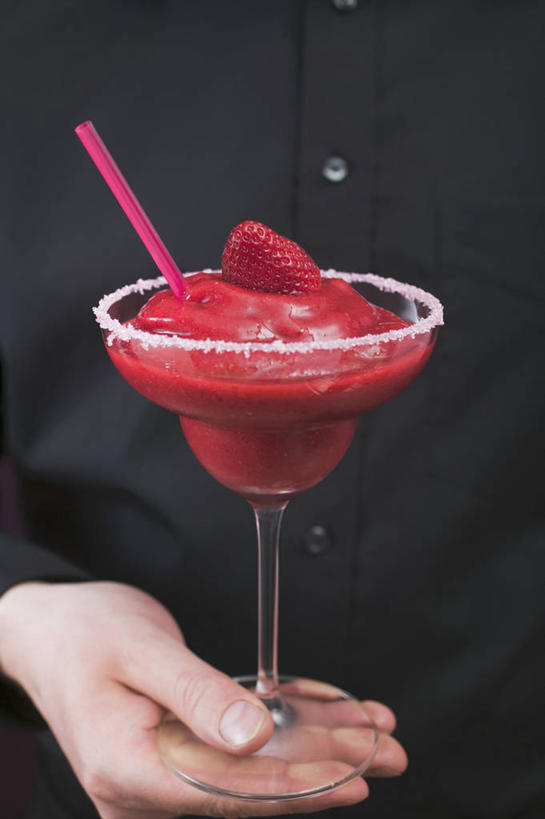 西方人,手,一个人,捧,竖图,室内,特写,白天,正面,衬衫,草莓,浆果,杯子,水果,欧洲,欧洲人,仅一个男性,仅一个人,阴影,新鲜,反射,高脚杯,影子,塑料,生食,食品,果实,酒类,一杯,文化,玻璃制品,酒,食物,饮料,仅一个年轻男性,一个,黑色,酒杯,塑料制品,吸管,鸡尾酒,手部,调酒,有机食品,绿色食品,单个,单手,创造,空心,想象,饮管,鸡尾酒杯,男人,男性,年轻男性,白种人,玻璃杯,洋莓,水果皇后,红莓,地莓,端,端着,捧着,手捧,半身,彩图,衬衣,圆柱状