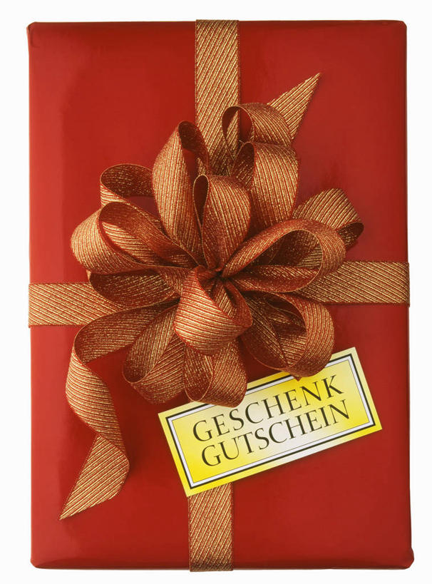 无人,竖图,俯视,室内,特写,白天,白色背景,餐桌,桌子,礼盒,礼物,阴影,装饰,反射,英文,标签,标志,丝绸,丝带,文字,影子,纸盒,字符,字母,缎带,标识,绸带,盒子,一个,红色,包装盒,礼品盒,摄影,礼品,影棚,单个,餐台,英文字母,华丽,修饰,点缀,衬托,美观,雅致,雅观,彩图,高角度拍摄,影棚拍摄,拍摄