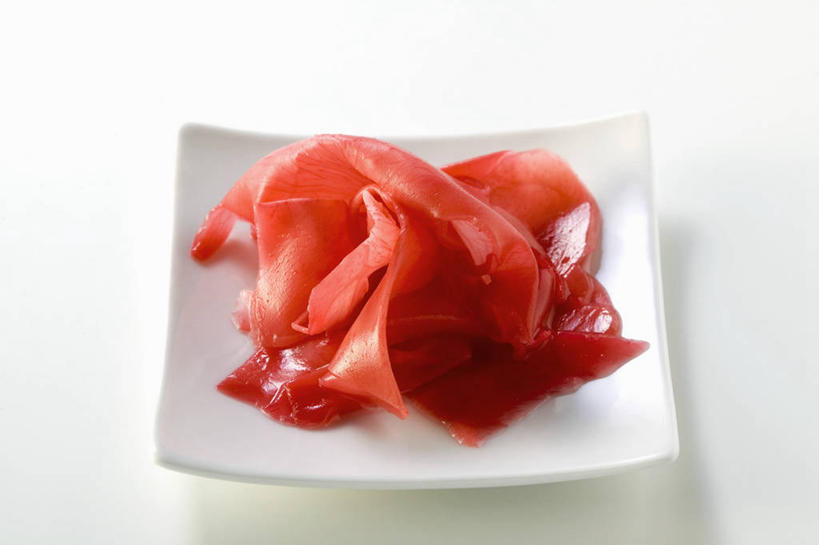 无人,横图,俯视,室内,特写,白天,白色背景,姜,餐具,一堆,许多,阴影,堆叠,堆积,反射,碟子,盘,影子,红色,盘子,碟,摄影,影棚,堆,止咳,止痛,解毒,发汗,温肺,温胃,行气,止呕,百辣云,生姜,老姜,彩图,高角度拍摄,影棚拍摄,拍摄,寿司姜,散寒