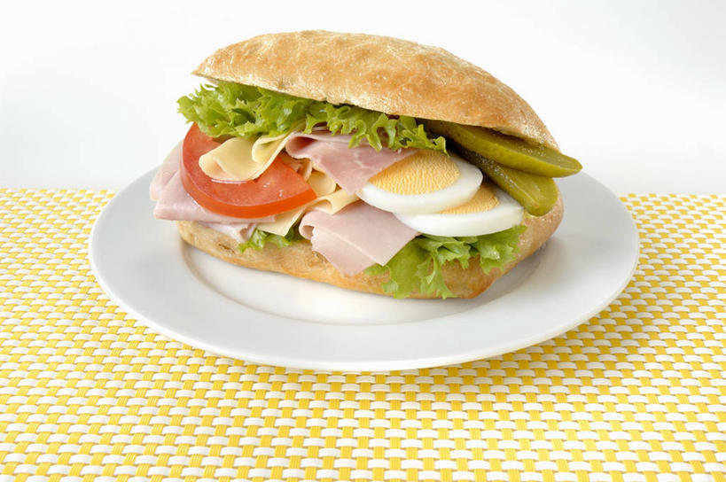 点心,面包,无人,横图,俯视,室内,特写,白天,白色背景,烹饪,西餐,餐桌,桌子,黄瓜,蔬菜,西红柿,餐具,阴影,新鲜,反射,碟子,盘,影子,生菜,莴苣,蛋,鸡蛋,肉,三明治,料理,食品,面点,火腿,猪肉,菜肴,美食,肉类,食物,腌制,糕点,一个,红色,白色,盘子,碟,快餐,西式,摄影,佳肴,有机食品,绿色食品,影棚,单个,餐台,横截面,剖面,肉食,西式快餐,三文治,豚肉,春菜,鹅仔菜,莴仔菜,千金菜,卵,叶用莴苣,熏制,火肉,兰熏,猪腿,截面,截面图形,拖鞋面包,夏巴塔,意大利拖鞋面包,青瓜,胡瓜,番茄,彩图,高角度拍摄,影棚拍摄,拍摄