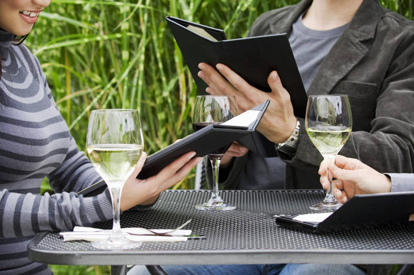 红酒,葡萄酒,西方人,三个人,伙伴,朋友,坐,笑,微笑,露齿笑,横图,室外,白天,正面,毛衣,友谊,草地,草坪,植物,餐桌,生活用品,桌子,杯子,欧洲,欧洲人,握,阴影,服装,光线,高脚杯,影子,纸,红酒杯,白葡萄酒,酒类,注视,休闲装,玻璃制品,菜单,酒,草,饮料,衣服,绿色,阳光,酒杯,纸巾,日用品,观察,看,休闲,休闲服,握着,服饰,餐台,卫生纸,观看,察看,葡萄酒杯,关注,线衫,生活用纸,友情,男人,男性,年轻男性,年轻女性,女人,女性,白种人,玻璃杯,坐着,半身,彩图,绒衣,套衫,套头毛衣,线衣