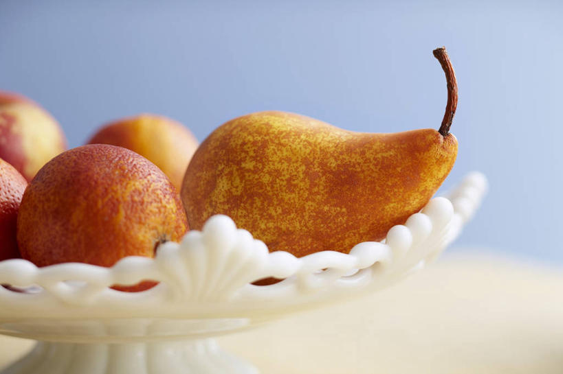 无人,横图,室内,特写,白天,正面,餐桌,桌子,柑橘,梨,餐具,水果,五个,许多,阴影,蓝色背景,朦胧,模糊,新鲜,反射,碟子,盘,影子,生食,食品,果实,食物,一个,白色,盘子,碟,香梨,摄影,有机食品,绿色食品,影棚,单个,餐台,血橙,蛋糕台,生梨,橘子,桔子,橙子,橙,彩图,影棚拍摄,拍摄