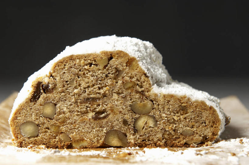 点心,面包,无人,横图,室内,特写,白天,正面,餐桌,桌子,葡萄,阴影,朦胧,模糊,反射,影子,食品,面点,食物,糕点,一个,葡萄干,单个,餐台,横截面,剖面,乌珠木,截面,截面图形,山葫芦,蒲桃,草龙珠,彩图