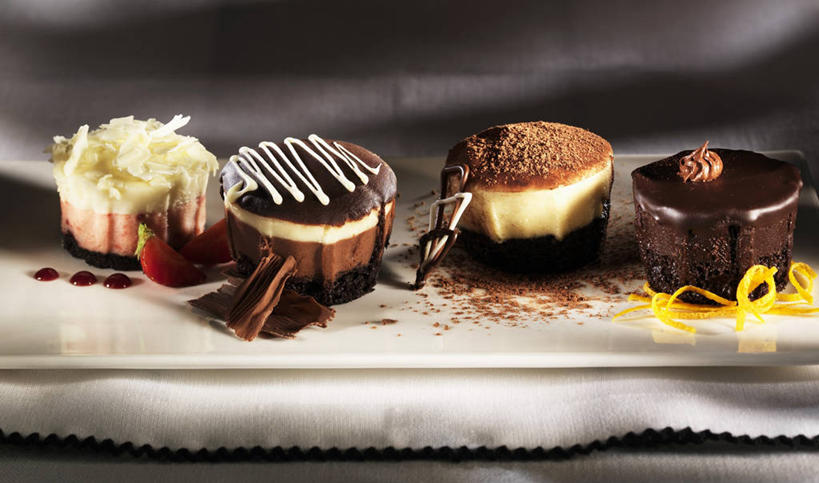 点心,无人,横图,俯视,室内,特写,白天,下午茶,餐桌,桌子,一排,阴影,整齐,反射,布料,影子,食品,布纹,蛋挞,桌布,食物,糕点,排列,餐巾,台布,四块,摄影,影棚,餐台,队列,蛋塔,彩图,高角度拍摄,影棚拍摄,拍摄