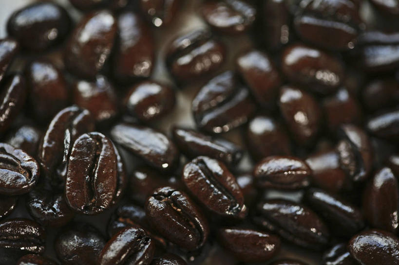 咖啡,无人,横图,俯视,室内,特写,白天,植物,餐桌,桌子,豆,一堆,许多,阴影,堆叠,堆积,丰富,朦胧,模糊,反射,影子,豆类,豆子,褐色,咖啡豆,成熟,餐台,堆,豆科,咖啡因,谦让,随和,彩图,高角度拍摄