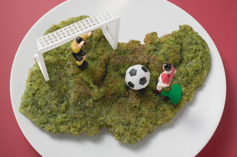 西方人,无人,两个人,运动员,足球场,栏杆,站,横图,俯视,室内,特写,白天,运动服,足球,草地,草坪,植物,餐桌,桌子,餐具,雕塑,欧洲,欧洲人,守门员,阴影,红色背景,服装,艺术,装饰,反射,雕刻,雕像,碟子,盘,球门,影子,围栏,肉,足球装备,运动器械,猪排,猪肉,肉类,护栏,草,一个,衣服,绿色,白色,盘子,模型,工艺品,碟,站着,健身器械,摄影,服饰,影棚,单个,餐台,纪念,美术,衣着,穿着,主题,健身器材,绿茵场,陈列,肉食,豚肉,功能,美学,蹴鞠,衣饰,足球运动,男人,男性,年轻男性,白种人,体育运动员,运动选手,站立,彩图,高角度拍摄,全身,影棚拍摄,拍摄,足球比赛场地,运动器材,运动装